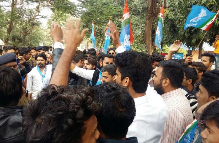 nsui.jpg धरने पर बैठी MCU की छात्राएं, समर्थन में पहुंची सांसद प्रज्ञा, NSUI ने लगाएं गो बैक के नारे - देखें वीडियो