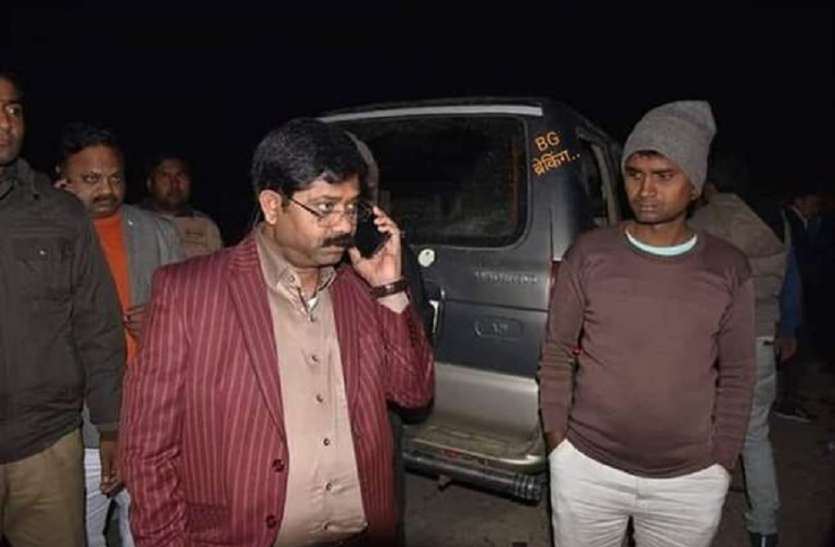 road accident रोड एक्सीडेंट में तड़प रहे लोगों को यूपी के कैबिनेट मंत्री ने पहुंचाया अस्पताल, अधिकारियों से कहा इलाज में न हो कमी