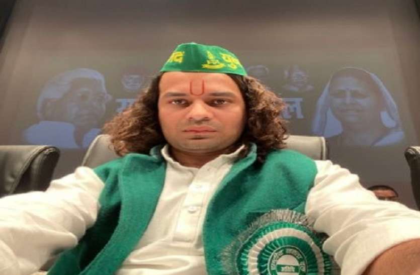 Tej Pratap Yadav (File Photo) तेज प्रताप यादव को कोर्ट का निर्देश, ऐश्वर्या को हर महीने देना होंगे 22 हजार रुपए