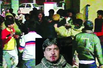 uncontrolled Mob Attacked on Youth in Police station at Rawatbhata पुलिस थाने में दो पक्षों में जमकर चले लात-घूसे, खाकी ने भांजी लाठियां, युवक की नाक-मुंह से बहा खून