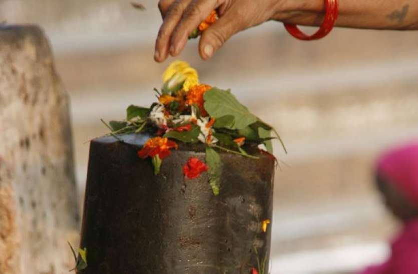 अपनी मनोकामना लेकर इस मंदिर के बाहर धरने पर बैठते हैं भक्त अपनी मनोकामना लेकर इस मंदिर के बाहर धरने पर बैठते हैं भक्त