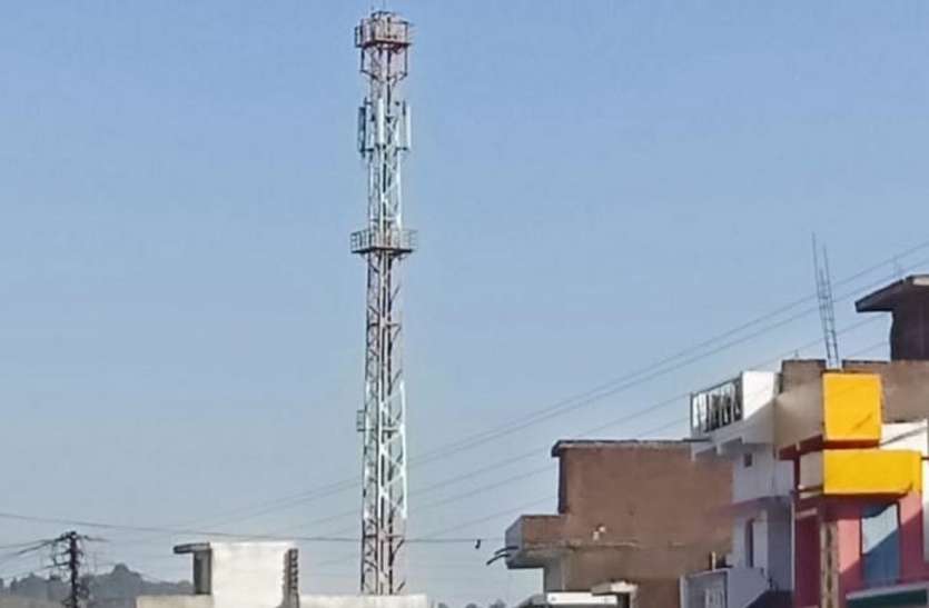 Residents opposed to build a tower in the middle of the settlement रहवासियों ने बस्ती के बीच में टॉवर बनाने का किया विरोध, बिना अनुमति के लगाया जा रहा टॉवर