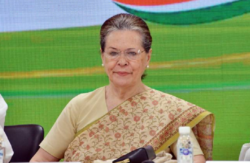 Sonia Gandhi not sitting in the lap of former President of Maldives फेक अलर्ट: सोनिया गांधी की ये फोटो हो रही है वायरल, गलत तरीके से किया जा रहा है शेयर