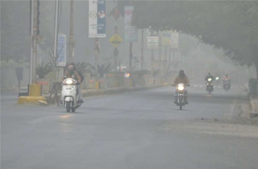 Fog camp in the morning, people shudder अरब सागर और बंगाल की खाड़ी की बर्फीली हवाओं ने ठिठुरा शहर
