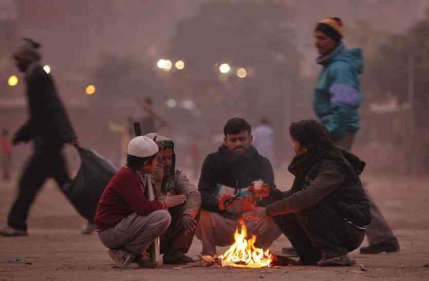 winter.jpg उत्तर भारत में ठंड का सितम अपने चरम पर, श्रीनगर में जम गया डल झील का पानी