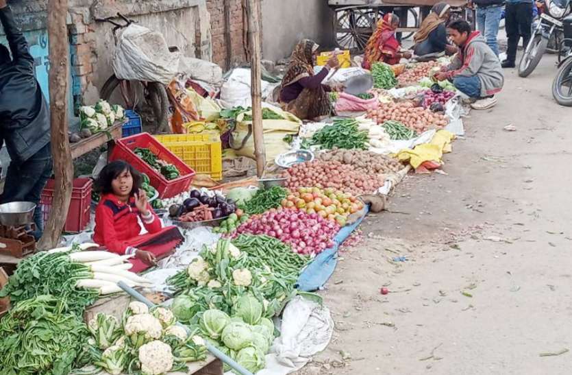 The rains spoiled the condition of vegetables, vegetables became cheap बारिश ने बिगाड़ा सब्जियों का हाल,सस्ती हुई सब्जियां लेकिन फिर भी बिक्री कम