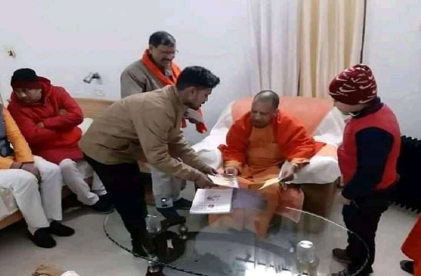 CM Yogi Adityanath and Aman Yadav सीएम योगी आदित्यनाथ ने लावारिसों की सेवा करने वाले अमन की थपथपायी पीठ, पूछा क्या मदद चाहिए