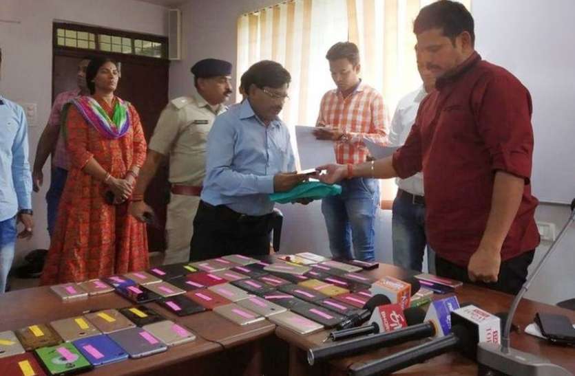 गुम मोबाइल लौटाते एसपी गुमे मोबाइल के मिलने की जब न थी उम्मीद तब साइबर सेल ने लौटा दी मुस्कान