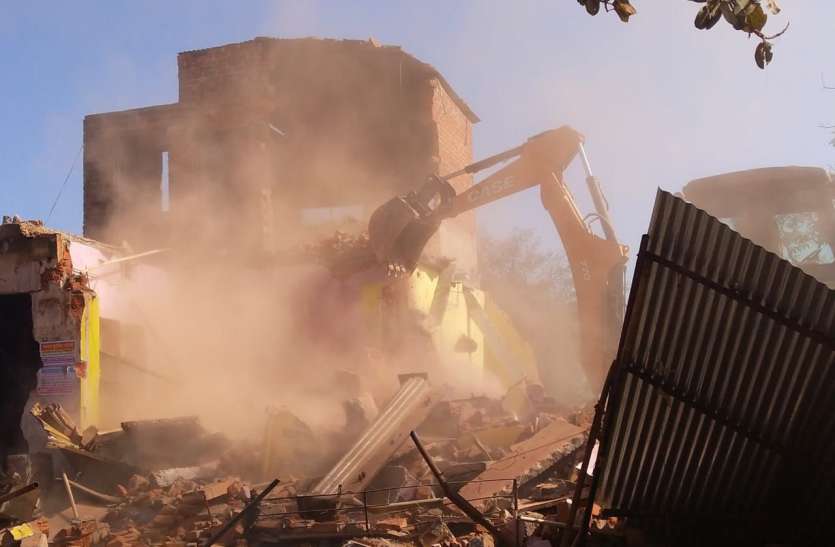 Action on illegal encroachment in Bhopal बेसमेंट में बने विजय के रेस्टोरेंट को पर अभी तक नहीं गई किसी की निगाह, पत्थरों से पटा है द्वार