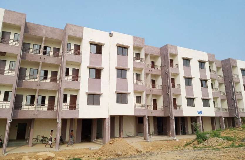 Most houses of PM Awas Yojana are locked Singrauli आवंटित आवासों में लटक रहा ताला, केवल एक तिहाई ने जमाया डेरा