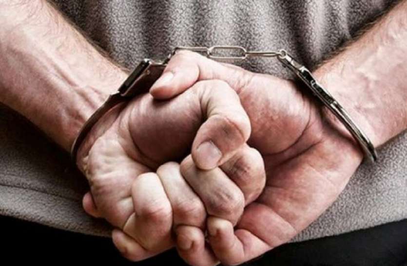 Criminal Arrested मुम्बई पुलिस फ्लाइट से आई और एयरपोर्ट से ही जयपुर के युवक को गिरफ्तार कर ले गई