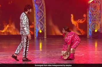 shahid kapoor recreated kabir singh scene शाहिद कपूर ने स्टेज पर रिक्रिएट किया 'कबीर सिंह' का सीन, लेकिन इस बार काम वाली बाई ने दिया तगड़ा जवाब