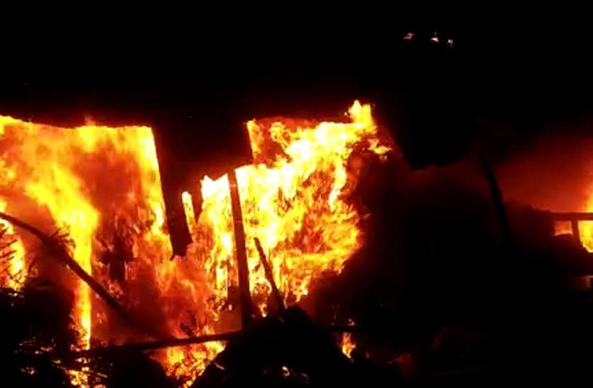 burning goods worth millions to ashes बस्सी प्लाईवुड फैक्ट्री में अलसुबह लगी आग,लाखों का माल जलकर राख