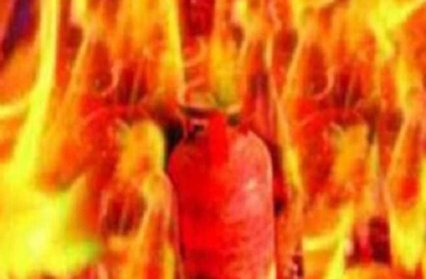 ghazibad ट्रक से उतारते वक्त ऑक्सीजन गैस सिलेंडर फटा एक कर्मचारी की माैत दूसरे की हालत गंभीर