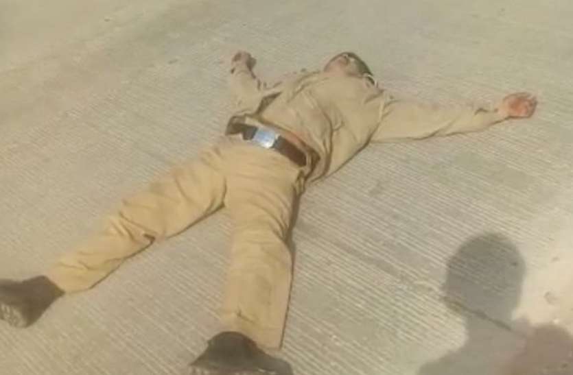 -स्थानीय लोगों की सूचना पर एम्बुलेंस ने पहुंचाया अस्पताल नशे की हालत में बीच सड़क में लेट गया पुलिसकर्मी