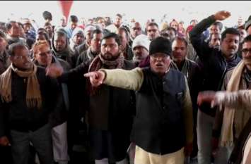 Teachers Protest against BSA MAU for Threatened with Revolver बीएसए पर रिवाल्वर तानने का आरोप लगाकर सड़क पर उतरे शिक्षक, कहा दर्ज करें एफआईआर