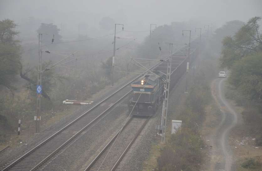 fog कोहरे का असर दिल्ली से चलने वाली अधिकांश ट्रेने चल रही लेट