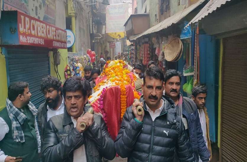 Actor Ravi Kishan पंचतत्व में विलीन हुए सांसद व अभिनेता रवि किशन के पिता, कहा मैंने अपना भगवान खो दिया