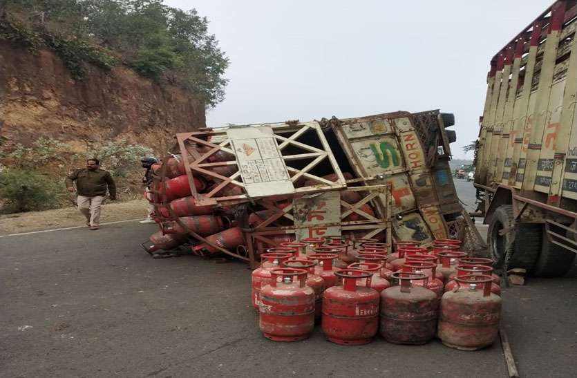 आगे वाले ट्रक को टक्कर मार पलटा गैस से भरा ट्रक, दूसरा ट्रक खाई में गिरने से बचा आगे वाले ट्रक को टक्कर मार पलटा गैस से भरा ट्रक, दूसरा ट्रक खाई में गिरने से बचा