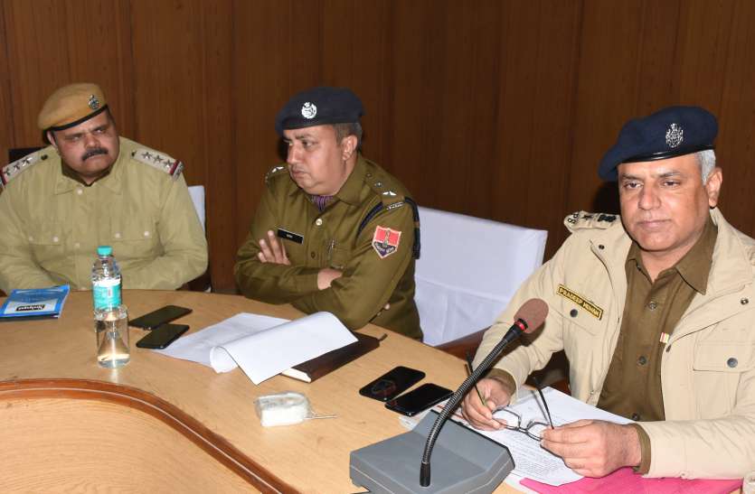 Arms smuggling and online cheating challenge for the police हथियार तस्करी और ऑनलाइन ठगी पुलिस के लिए चुनौती