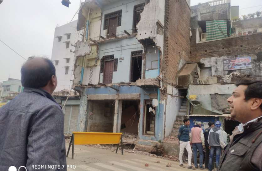 कार्रवाई का खौफ ऐसा कि शहर में लोग खुद ही तोडऩे लगे अतिक्रमण! कार्रवाई का खौफ ऐसा कि शहर में लोग खुद ही तोडऩे लगे अतिक्रमण!