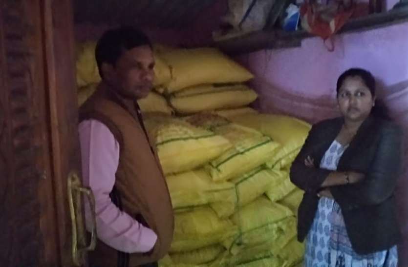 65 बोरी यूरिया जब्त अवैध रूप से भंडारित 65 बोरी यूरिया जब्त