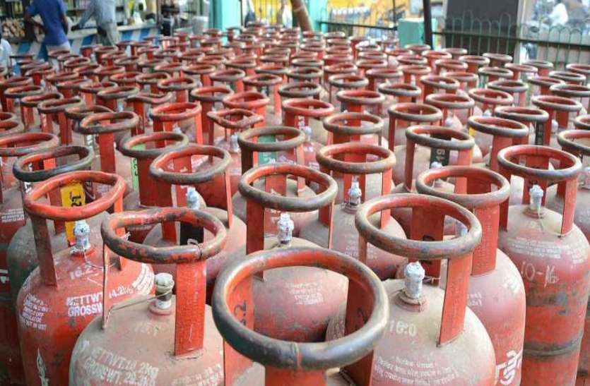 LPG gas cylinder rates घरेलू गैस सिलेंडर में इस माह 56 एवं व्यावसायिक में 90 रुपए दाम कम हुए