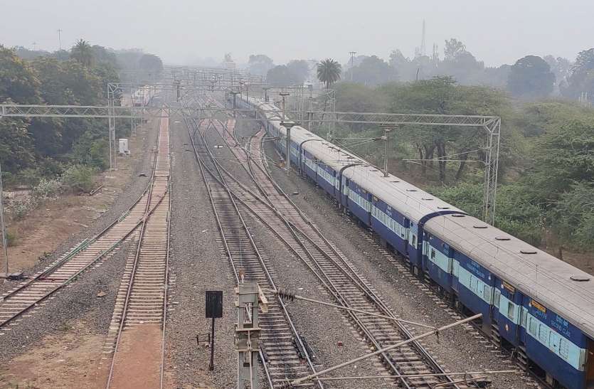 fog: कोहरा ने थामी रफ्तार, साबरमती आठ, दयोदय एक्सप्रेस चार घंटे देर से पहुंची fog: कोहरा ने थामी रफ्तार, साबरमती आठ, दयोदय एक्सप्रेस चार घंटे देर से पहुंची