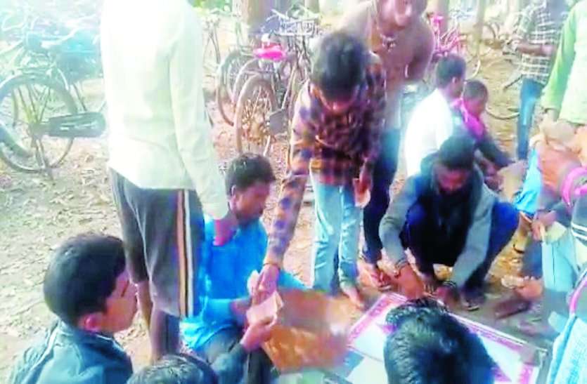 साप्ताहिक बाजारों में खेले जाने वाले इस जुए की गिरफ्त में आ रहे ग्रामीण, पुलिस प्रशासन ने साध रखी है चुप्पी साप्ताहिक बाजारों में खेले जाने वाले इस जुए की गिरफ्त में आ रहे ग्रामीण, पुलिस प्रशासन ने साध रखी है चुप्पी