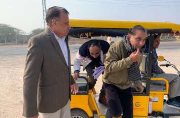 DTO arrives by Eriksha on the first day of the new year on no-vehicle नए वर्ष के पहले दिन नो-व्हीकल डे पर ईरिक्शा से पहुंचे डीटीओ
