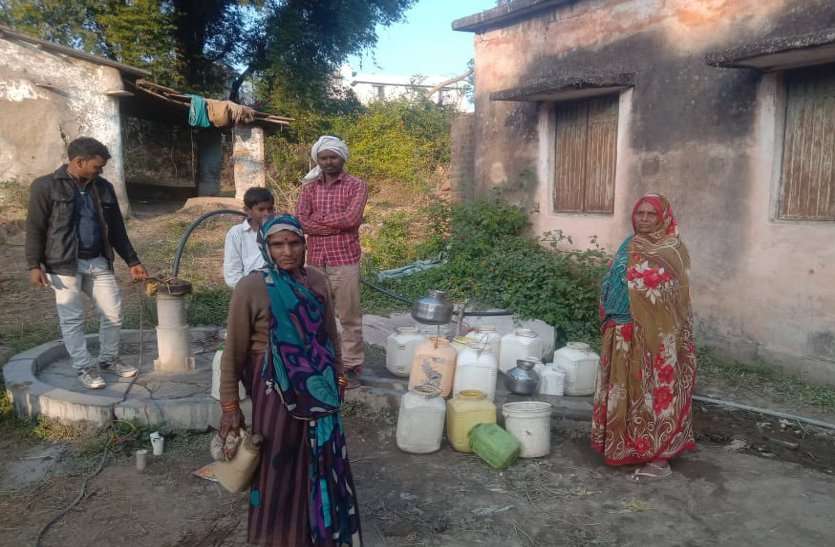 Rural worried for water हैंडपंपों ने तोड़ा दम, नलजल योजना है बंद, ग्रामीण पानी के लिए परेशान