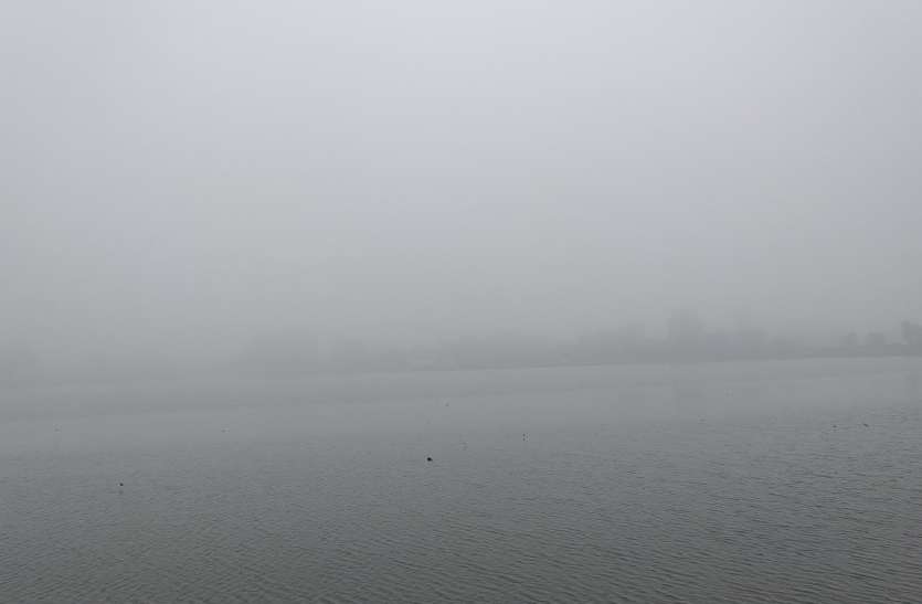 लटेरी। इस तरह सुबह कोहरे की आगोश में रहा शहर। ठंड का कही जारी, बूंदाबांदी और सर्द हवाओं का रहा जोर, छाया रहा घना कोहरा
