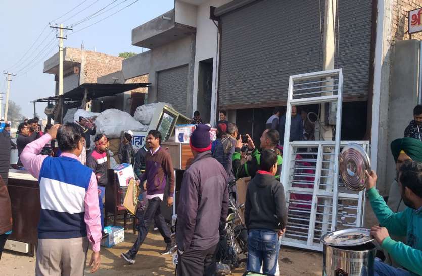 सस्ते दामों पर घरेलू सामान खरीदने का लालच पड़ा महंगा सस्ते दामों पर घरेलू सामान खरीदने का लालच पड़ा महंगा
