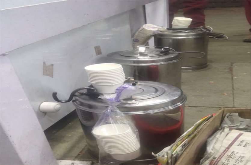 Vendors giving only 70 mL tea instead of 170 mL tea 170 एमएल चाय की बजाए वेंडर दे रहे केवल 70 एमएल चाय, पढ़ें खबर