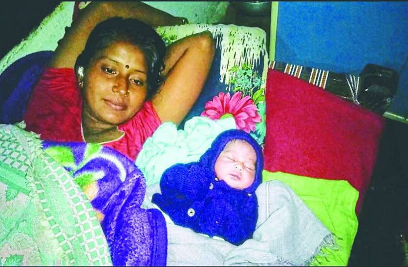 गर्भवती को अस्पताल से कर दिया डिस्चार्ज, एक घंटे बाद घर में हो गई डिलीवरी गर्भवती को अस्पताल से कर दिया डिस्चार्ज, एक घंटे बाद घर में हो गई डिलीवरी