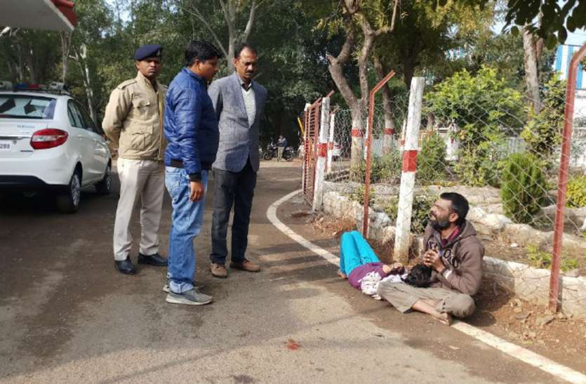 एएसपी ने मिलने आई नि:शक्त को इलाज कराने भेजा अस्पताल एएसपी ने मिलने आई नि:शक्त को इलाज कराने भेजा अस्पताल