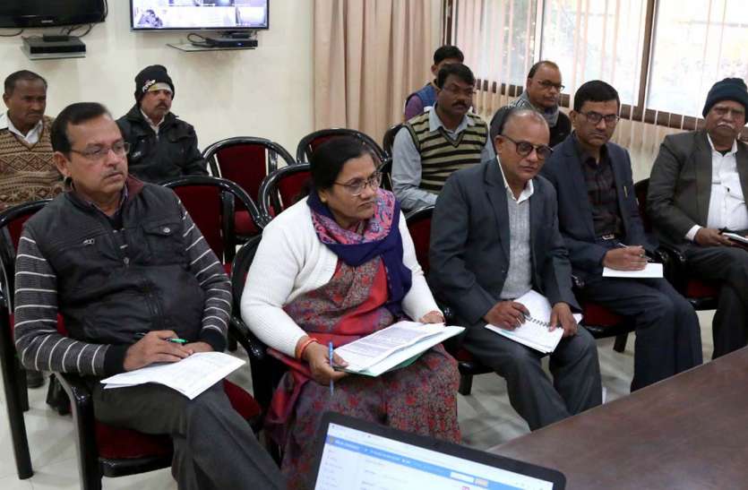 Two principals get shock notice on review of CM helpline सीएम हेल्पलाइन की समीक्षा पर दो प्राचार्यों को मिला शोकाज नोटिस
