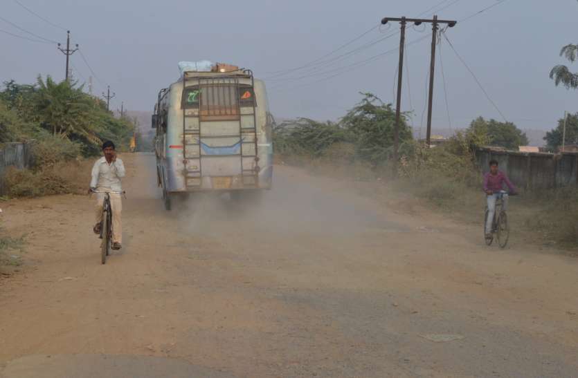Collector and MP were leaving heavy vehicles in front of the bungalow कलेक्टर व सांसद बंगला के सामने से निकले रहे भारी वाहन