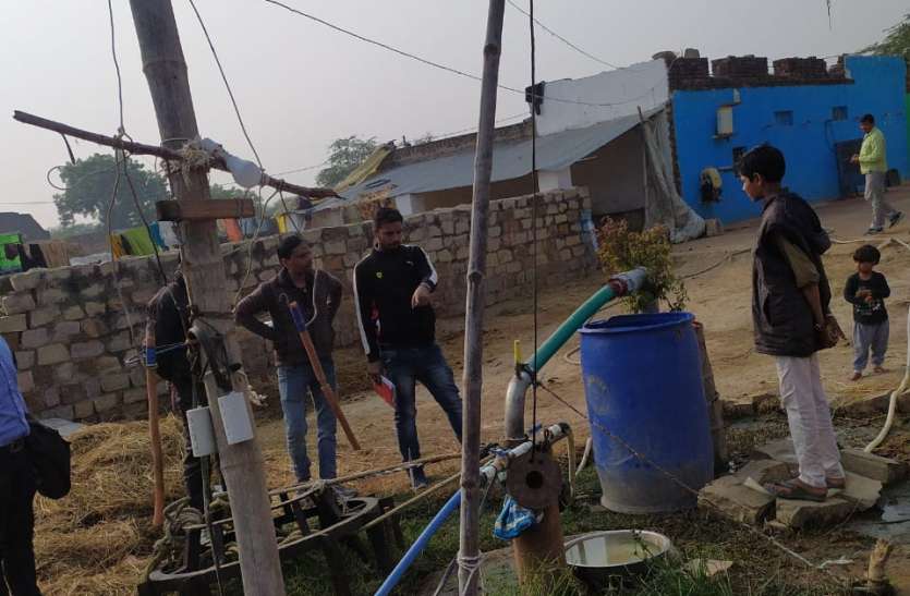 धुबी गांव में बकाएदारों के कनेक्शन काटे Electricity company threatens those who do not pay bills, news in hindi,mp news, dabra news बिजली कंपनी ने बिल जमा न करने वालों को धमकाया