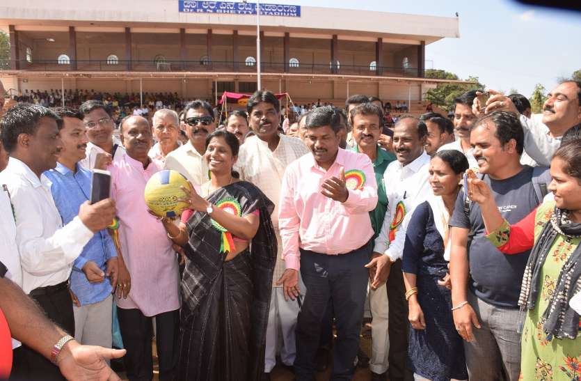 सरकारी कर्मचारियों के परिश्रम से धारवाड़ जिला राज्य में अव्वल सरकारी कर्मचारियों के परिश्रम से धारवाड़ जिला राज्य में अव्वल
