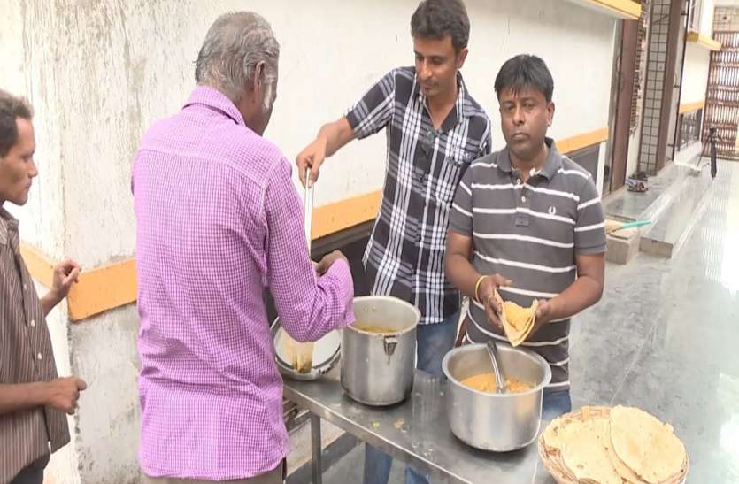 सिर्फ एक रुपए में भरपेट भोजन उपलब्ध करा रहा जैन समाज सिर्फ एक रुपए में भरपेट भोजन उपलब्ध करा रहा जैन समाज