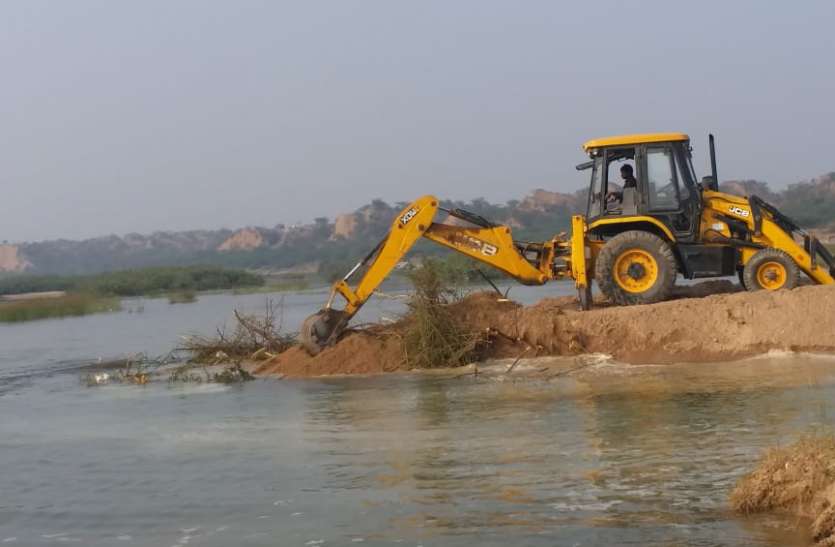 प्रशासन व पुलिस की टीम ने नष्ट किया Mafia made temporary way to remove sand from river, news in hindi, mp news, datia news माफिया ने नदी से रेत निकालने को बना लिया अस्थाई रास्ता
