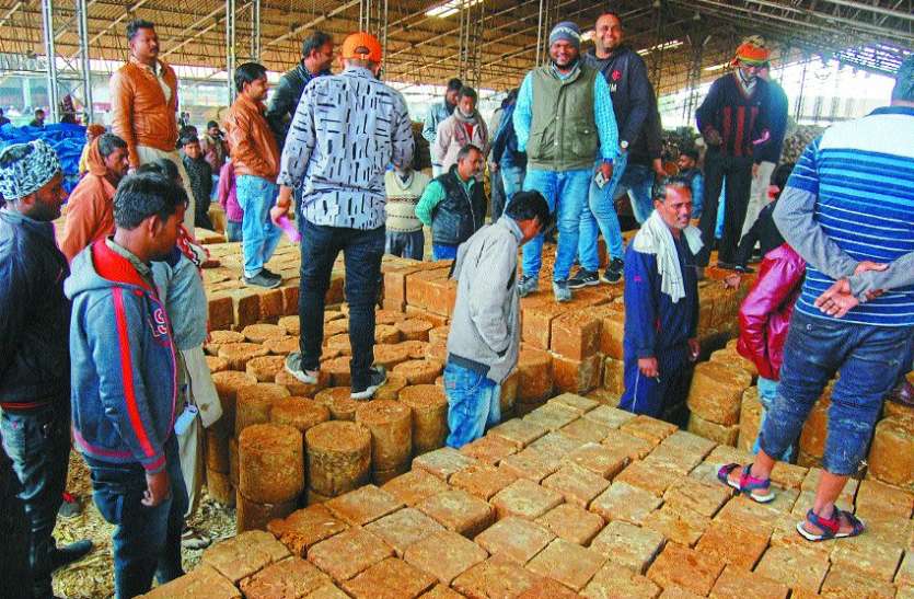 5000 jaggery furnace closed due to rain, Kareli Good market, Gotegaon jaggery market, Narsinghpur jaggery market, 5000 jaggery furnace closed due to rain बारिश से 5000 गुड़ भट्ठी बंद, नहीं रुक रही बेकद्री