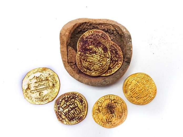 1200-year-old-piggy-bank-discovered-in-israel-study-696x522.jpg