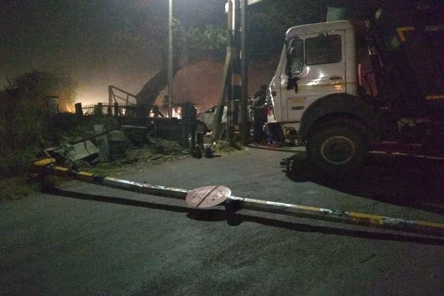 डंपर ने मारी लेवल क्रासिंग को टक्कर, बाल बाल बचे मुंबईकर