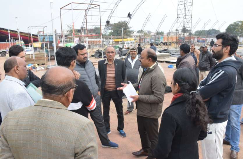 Collector took stock of airstrip regarding the arrival of CM KamalNath हवाई पट्टी के काम में मिली अनियमितता, प्लेन से नहीं आएंगे अब सीएम कमलनाथ