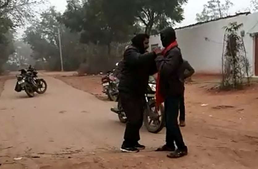 सहायक विकास अधिकारी ने लौटाई रिश्वत, सोशल मीडिया पर खूब वायरल हो रहा वीडियो सहायक विकास अधिकारी ने लौटाई रिश्वत, सोशल मीडिया पर खूब वायरल हो रहा वीडियो