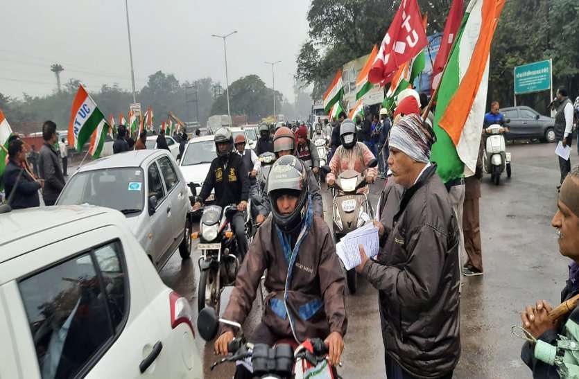 बीएसपी में हड़ताल को सफल बनाने संयुक्त यूनियन ने मुख्य गेट पर बांटा पर्चा बीएसपी में हड़ताल को सफल बनाने संयुक्त यूनियन ने मुख्य गेट पर बांटा पर्चा
