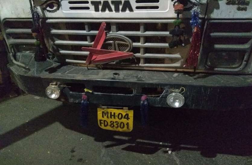 डंपर ने मारी लेवल क्रासिंग को टक्कर, बाल बाल बचे मुंबईकर डंपर ने मारी लेवल क्रासिंग को टक्कर, बाल बाल बचे मुंबईकर