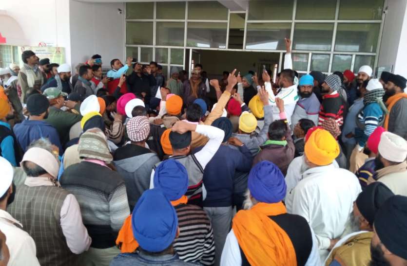 किसान बोले-अतिक्रमण के नाम पर सिख समाज को किया टारगेट किसान बोले-अतिक्रमण के नाम पर सिख समाज को किया टारगेट